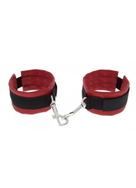 Красно-чёрные полиуретановые наручники Luxurious Handcuffs - Blush Novelties - купить с доставкой в Комсомольске-на-Амуре