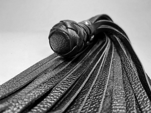 Черная генитальная кожаная плеть - 30 см. - БДСМ Арсенал - купить с доставкой в Комсомольске-на-Амуре