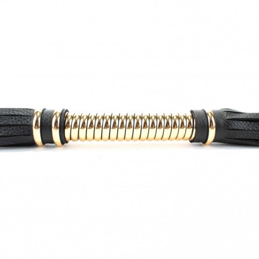 Чёрная плетка  из натуральной кожи с золотистой отделкой рукояти - БДСМ Арсенал - купить с доставкой в Комсомольске-на-Амуре