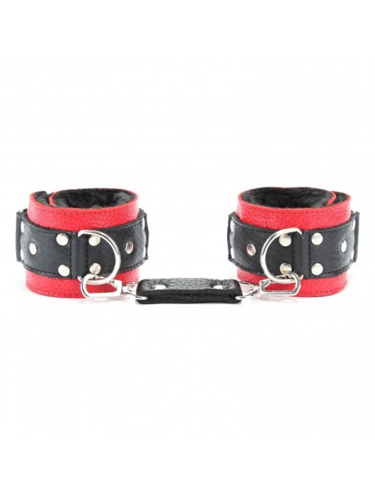 Красно-чёрные кожаные наручники с меховым подкладом - БДСМ Арсенал - купить с доставкой в Комсомольске-на-Амуре